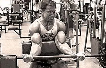 Larry scott entrenando biceps