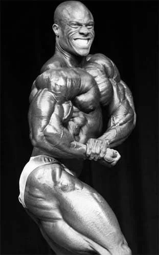 pose Phil Heath pecho biceps