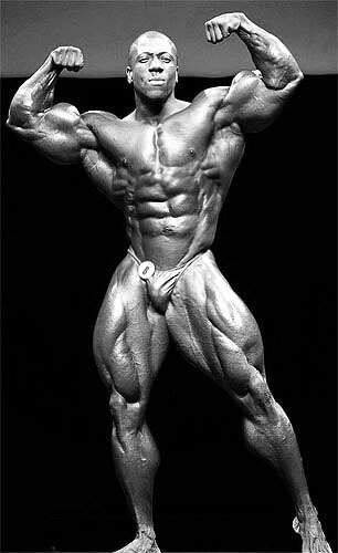Shawn Rhoden pose doble biceps